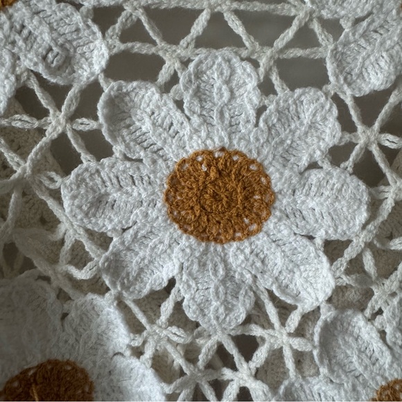 Moon & Madison White and Gold Daisy Crochet Cardigan Women’s size M - Picture 5 of 7